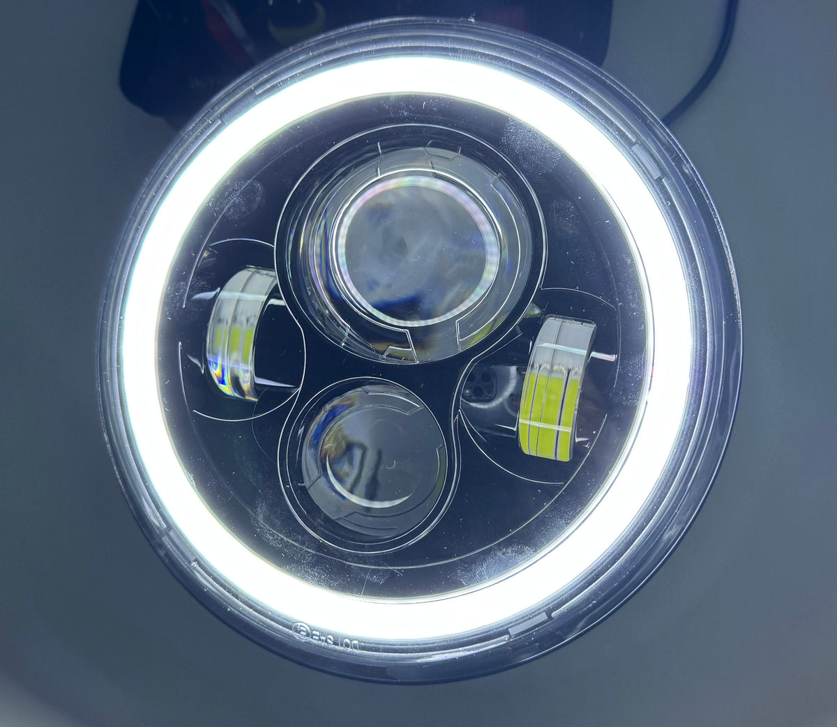 Far LED Rotund 7“ pt Motocicletă & Off-Road, Fază Scurtă/Lungă, Angel Eyes Alb & Galben, H4, 12V